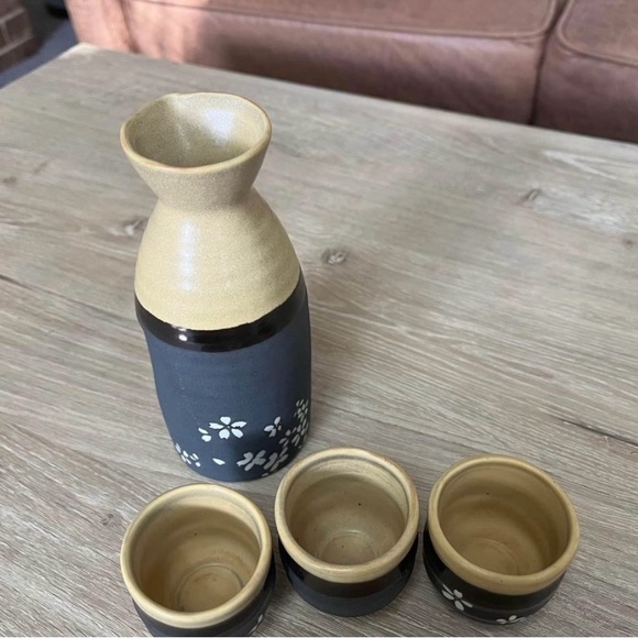Sake Carafe and Cups Set - Picture 3 of 6